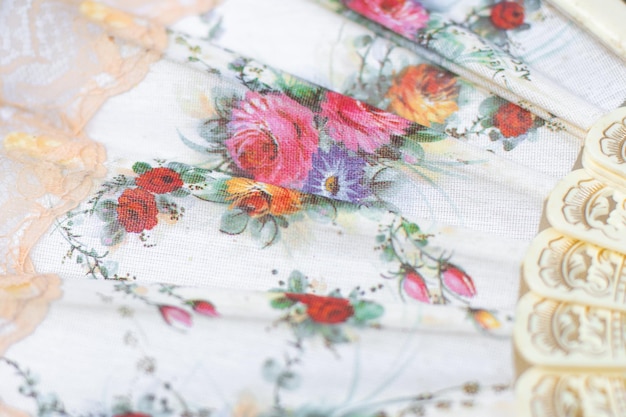 haftowany wzór na tkaninie