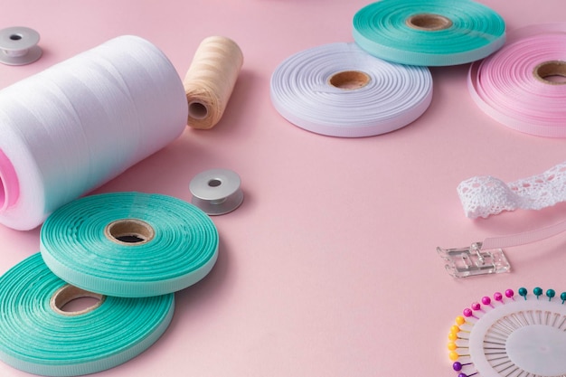 zestaw haftów i nici